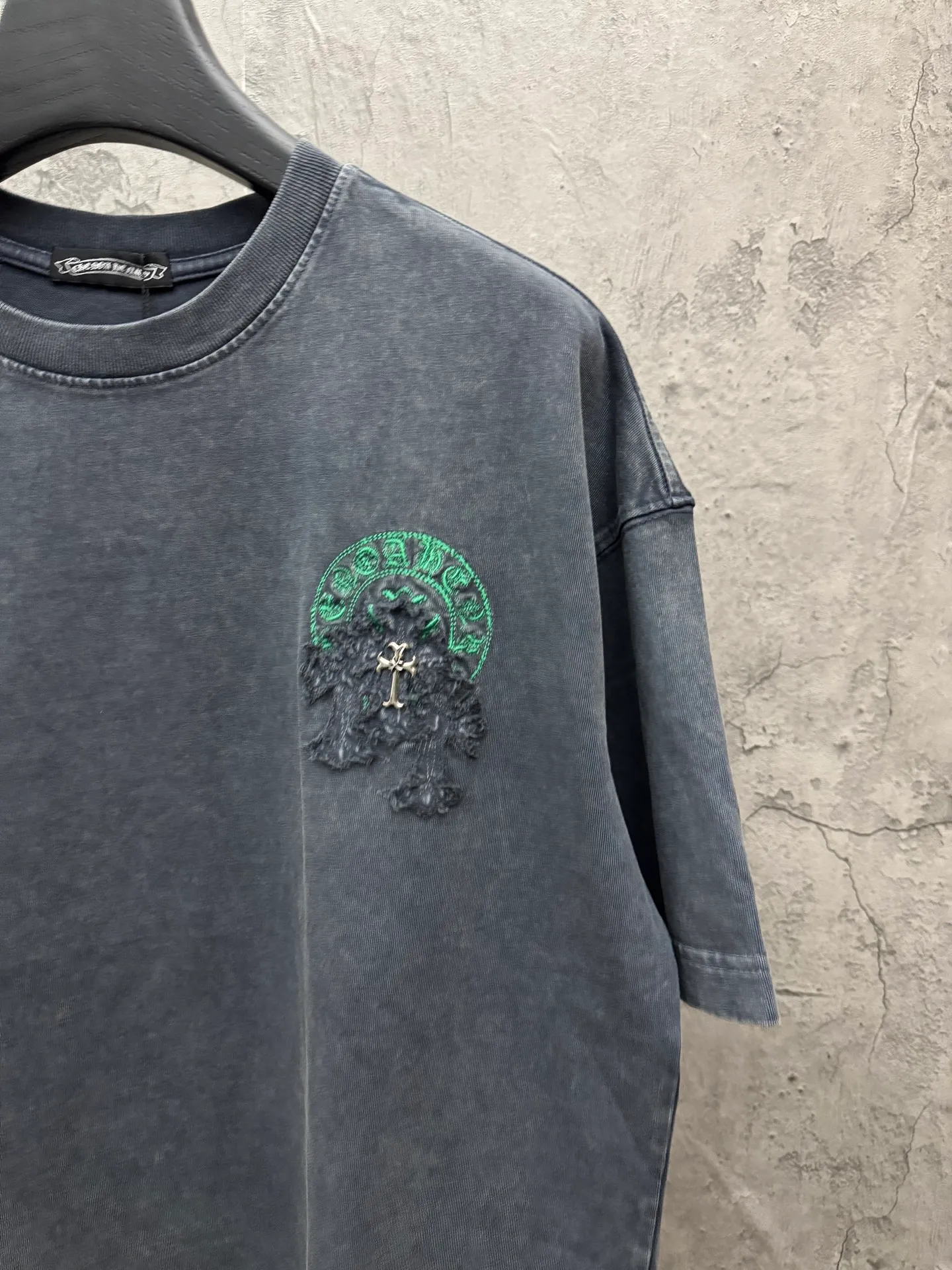 P240 top version, real shot without P, ​​different from market currency) 𝗖𝗵𝗿𝗼𝗺𝗲 𝗛𝗲𝗮𝗿𝘁𝘀/Croxin 2026 spring new original single counter American washed patch embroidered couple short sleeves 👑The highest version! Customized fabric 320 grams, washed and fried. Best-selling model at the counter. Very comfortable to wear. Accessories: Original molded and authenticated collar label➕100% silk wash label. Genuine purchase-grade original hangtag➕matching hanging rope➕3D hanging beads➕original packaging bag. Craftsmanship: The original version has consistent wiring! The highest version of the armhole matching technique! Color: Gray Black Size: S M L XL Style No.: 6616